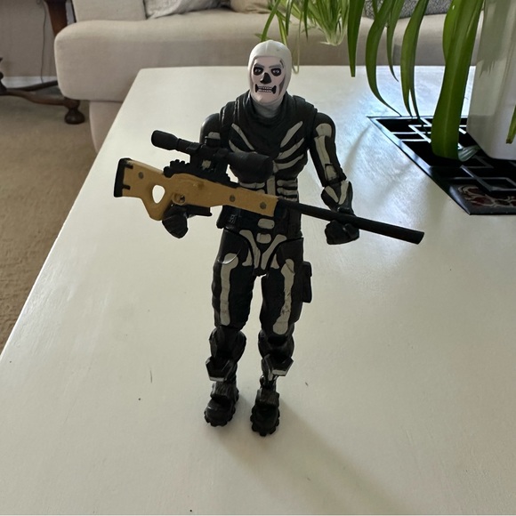 Fortnite Skull Trooper 7" and Gun Posable Action Figure Join - Picture 1 of 6
